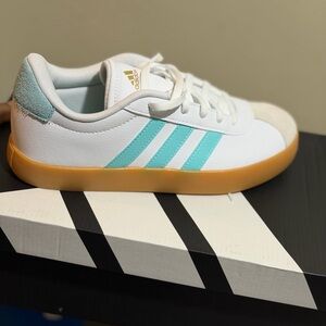 Adidas Kids White and Teal Sneakers with Gum Sole